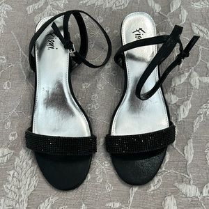 FIONI GORGEOUS black sandals, brand new, size 8.5W